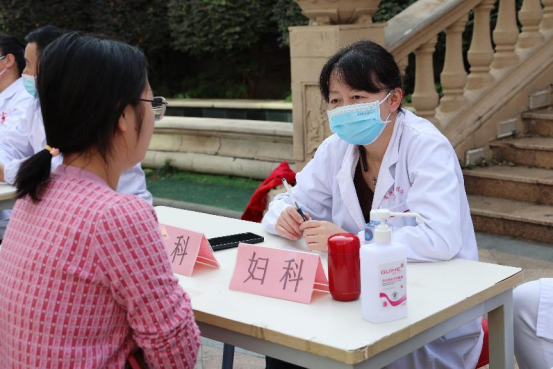 院網(wǎng)站-專業(yè)診療  健康守護(hù)——市婦幼保健院走進(jìn)綠灣社區(qū)舉行義診活動381