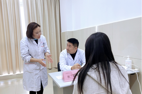 院網(wǎng)站-省市專家聯(lián)手 助力家庭圓夢(mèng)——市婦幼保健院舉辦“關(guān)愛(ài)女性健康 助力女性生育力保護(hù)”義診活動(dòng)164